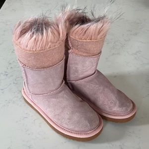Girls fuzzy winter boots. Soft pink. Kids size 2